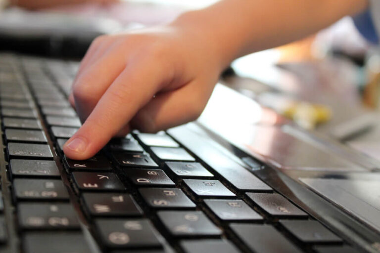 Ochrona prywatności online – jak bezpiecznie poruszać się w sieci